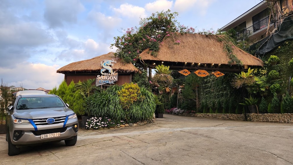 An Sơn Hồ có bãi đậu ô tô nhưng không quá rộng